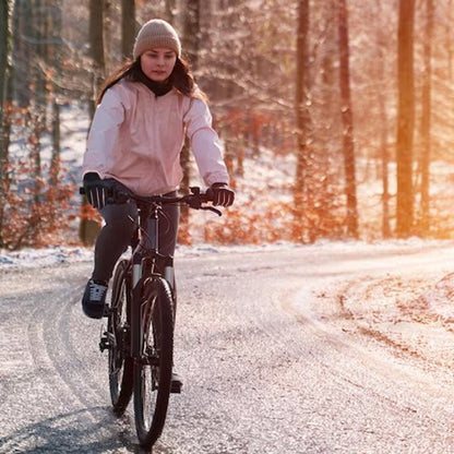 femme portant gants vélo hiver