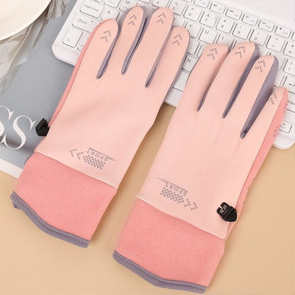 Gants vélo sur clavier d'ordinateur