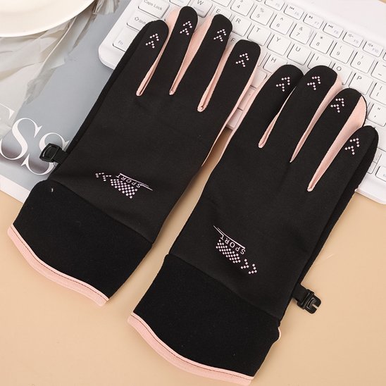Gants noirs vélo sur clavier d'ordinateur