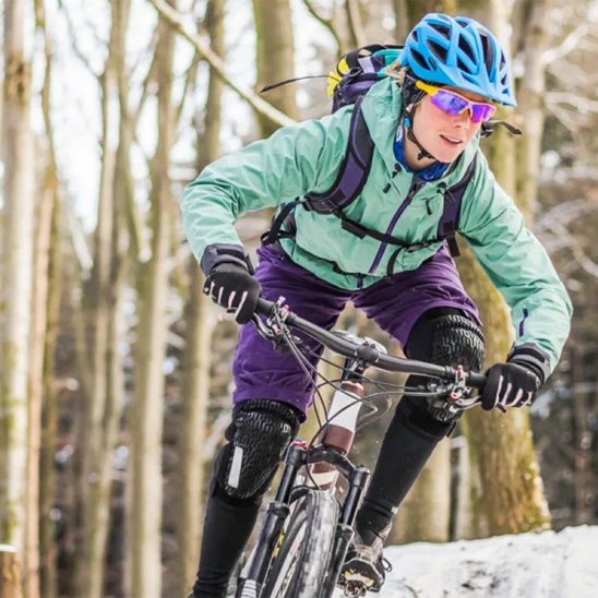 Personne portant gants vélo temps froid