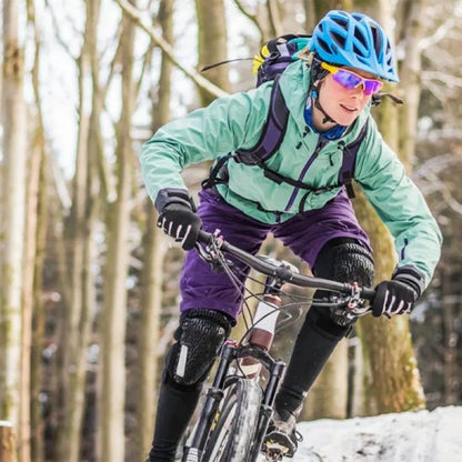 Personne portant gants vélo temps froid