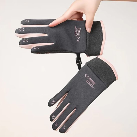 Gants noir vélo accroché ensemble
